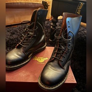 Dr. Martens Air Wair -genuine leather- made in England black 10 eyelet boot
